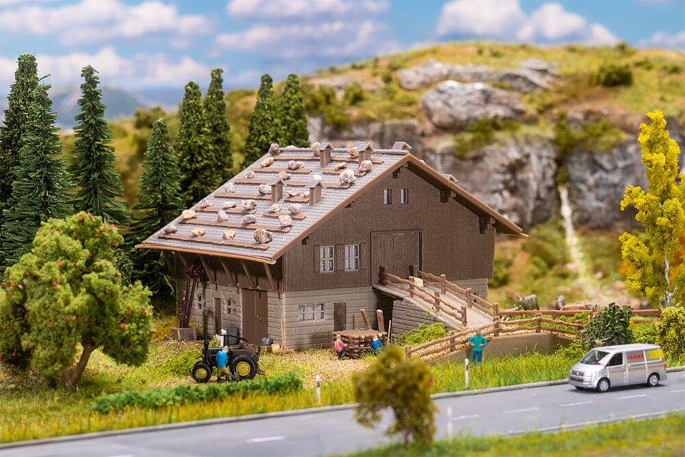 Faller 232129 Scheune mit Hocheinfahrt He26          33,99