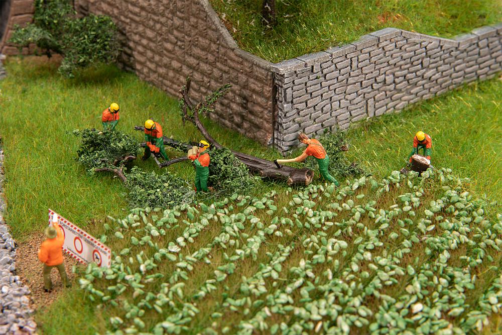 Faller 151690 Spur H0 Waldarbeiter mit moderner Ausrüstung