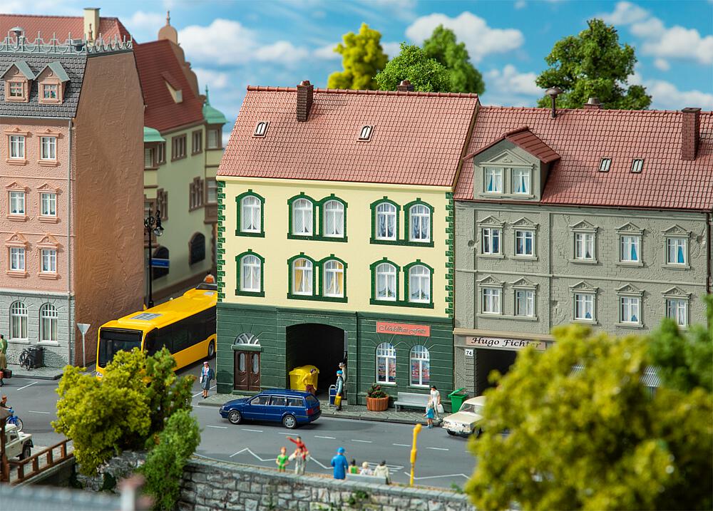 Faller 130628 Spur H0 Stadthaus mit Modellbaugeschäft