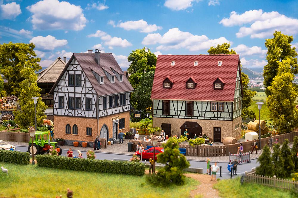 Faller 130147 Fachwerkhaus mit Wirtschaftsgebäude He26