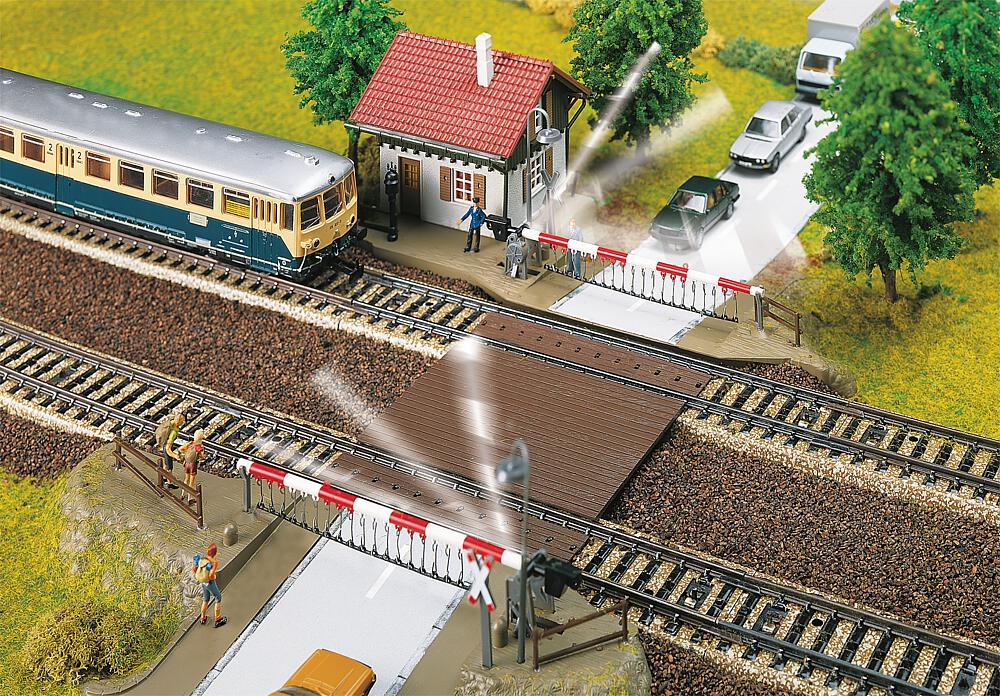 Faller 120174 Spur H0 Bahnübergang mit Schrankenwärterhaus